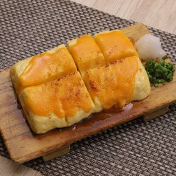 Fuwafuwa Dashimaki Tamago Topped with Uni Sauce