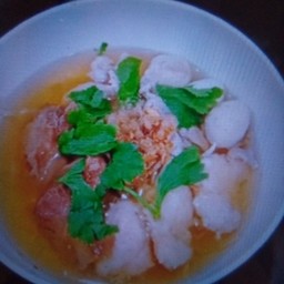 ก๋วยเตี๋ยวหมู น้ำใส พิเศษ 2 อย่าง (เส้นใหญ่)