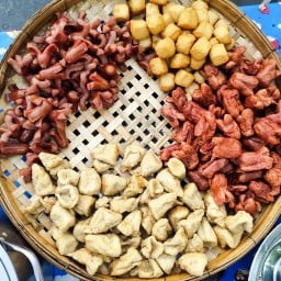 บังอ้วนลูกชิ้นทอดสาขา1 สี่เเยกกีบหมู