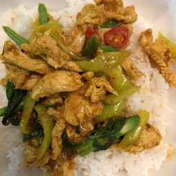 ผัดพริกแกงไก่