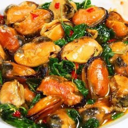 หอยแมงภู่ชิลีผัดกระเพราราดข้าว