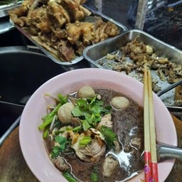 ก๋วยเตี๋ยวเนื้อเปื่อยลูกชิ้น