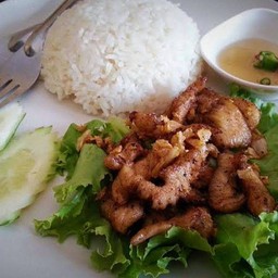 ข้าวไก่ทอดกระเทียมไข่ดาว
