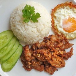 ข้าวหมูทอดกระเทียมไข่ดาว