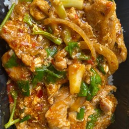 ข้าวราดผัดผงกะหรี่หมูชิ้น