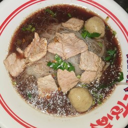 เส้นหมี่ลูกชิ้นเนื้อสด