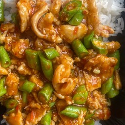 ข้าวราดผัดพริกแกงไก่