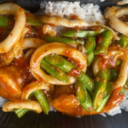 ข้าวราดผัดพริกแกงทะเล