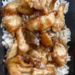 ข้าวราดผัดน้ำมันหอยหมูกรอบ