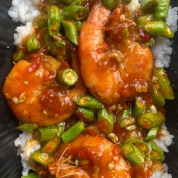 ข้าวราดผัดพริกแกงกุ้ง