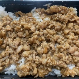 ข้าวราดผัดน้ำมันหอยหมูสับ