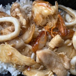 ข้าวราดผัดน้ำมันหอยรวมมิตร