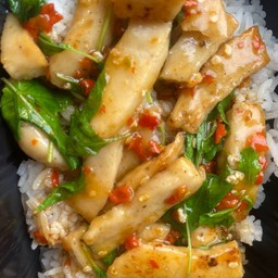 ข้าวราดผัดกะเพราหมูยอ