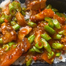 ข้าวราดผัดพริกแกงหมูกรอบ