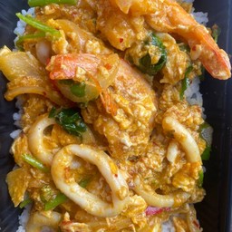 ข้าวราดผัดผงกะหรี่ทะเล