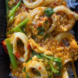 ข้าวราดผัดผงกะหรี่หมึก