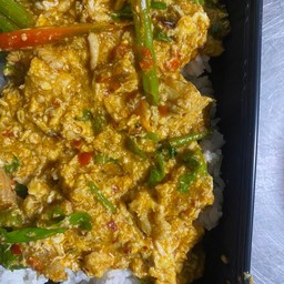 ข้าวราดผัดผงกะหรี่ไก่