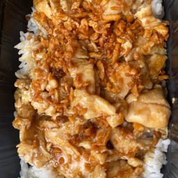 ข้าวราดผัดกระเทียมพริกไทยไก่