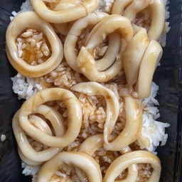 ข้าวราดผัดน้ำมันหอยหมึก