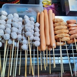 ลูกชิ้นปิ้ง โบนัสลูกชิ้นหมูปิ้ง  ตลาดไฟฟ้าเสม็ด