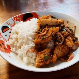 ข้าวยำไก่หน้าโรงเรียน
