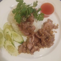 ข้าวหมูกะเทียม