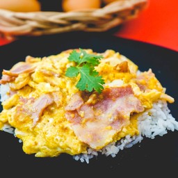 ข้าวไข่ขยี้เบค่อน