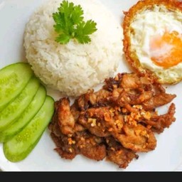 ไก่กระเทียมราดข้าว