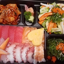 เซตเบนโตะข้าวหน้าปลาดิบรวม