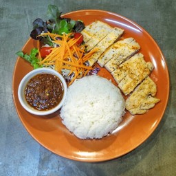 ข้าวหน้าสเต็กอกไก่จิ้มแจ่ว