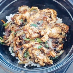 ข้าวหน้าหมูผัดพริกไทยดำ