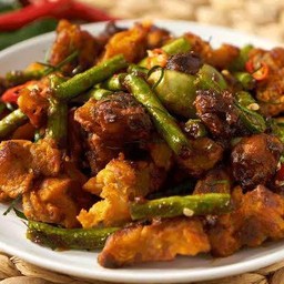 ข้าว+ผัดพริกแกงแดงไก่กรอบ