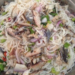 ยำขนมจีนไก่สับ+ทะเล