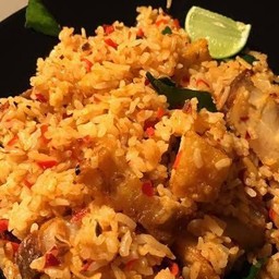 ข้าวผัดต้มยำหมูกรอบ