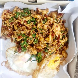 กะเพรารวมมิตร กับข้าว (ไม่มีไข่น้า)