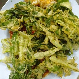 ยำผักบุ้งกรอบ