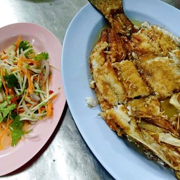 ปลากะพงทอดราดน้ำปลา ตัว