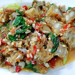 กระเพราหมูกรอบ