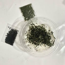 ข้าวสวย งาดำ สาหร่ายโรยข้าว