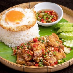 ข้าวหมูสามชั้นคั่วพริกเกลือ Stir Fried Pork Belly with Chili and Salt