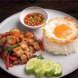 ข้าวกระเพราหมูกรอบ Crispy Pork with Basil on Rice