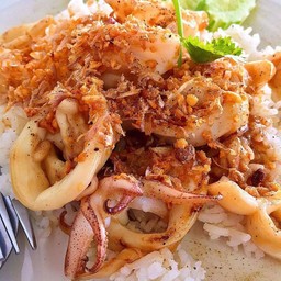 ข้าวปลาหมึกผัดกระเทียม Fried Squid with Garlic Rice