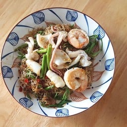 เส้นหมี่ผัดกระเฉดทะเล
