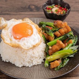 ข้าวคะน้าหมูกรอบ Rice with Crispy Pork Kale
