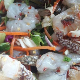 ยำปูม้ากุ้งสด