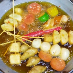 ลูกชิ้นทอด ข้าวไข่เจียวทรงเครื่อง หลังลานนา