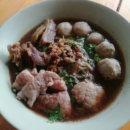 ร้านก๋วยเตี๋ยวแชมป์ตาจ่อย