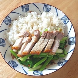 คะน้าหมูกรอบราดข้าว