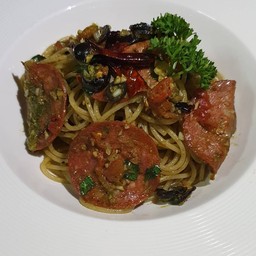 เปปเปอร์โรนี่มะกอกดำผัดกระเทียมพริกสด