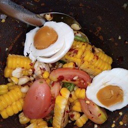 ตำข้าวโพดไข่เค็ม